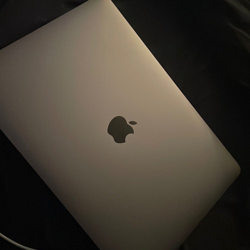 BRAND NEW !!!!! APPLE MACBOOK AIR 2020 RENTINA !!